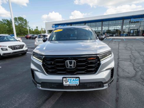 Used 2025 Honda Pilot TrailSport image 2
