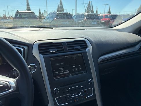 Used 2016 Ford Fusion SE w/ Equipment Group 202A image 3