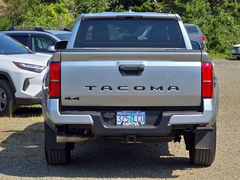 Used 2025 Toyota Tacoma TRD Sport AWD/4WD image 5