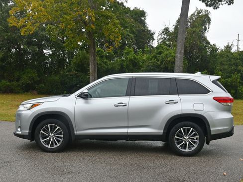 Used 2019 Toyota Highlander XLE image 2