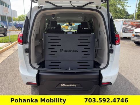 Used 2024 Chrysler Pacifica Touring-L FWD image 12