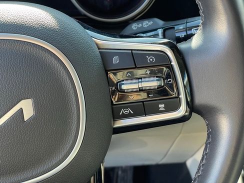 Used 2024 Kia Carnival EX image 19