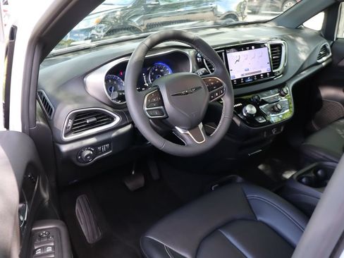 Used 2026 Chrysler Pacifica Select FWD image 12
