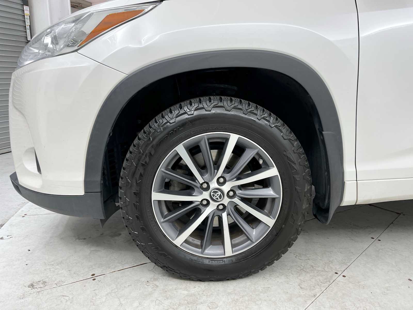 Used 2017 Toyota Highlander XLE AWD/4WD image 25