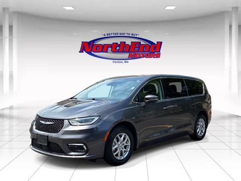 Used 2023 Chrysler Pacifica Touring-L FWD image 3
