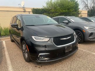 Used 2023 Chrysler Pacifica Touring-L FWD video 2