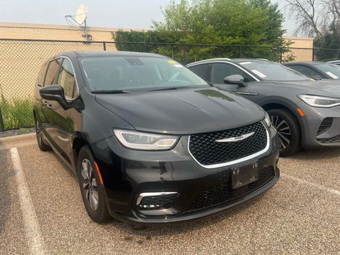 Used 2023 Chrysler Pacifica Touring-L FWD image 2