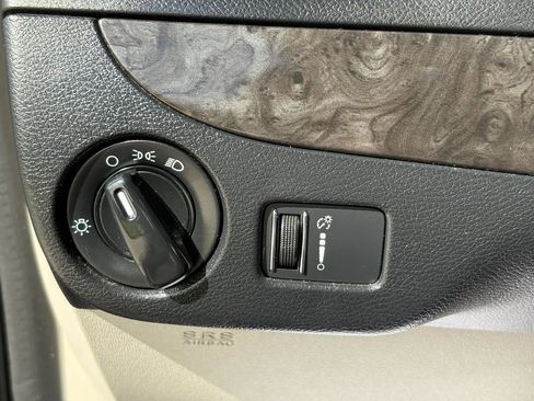 Used 2016 Dodge Grand Caravan American Value Package w/ UConnect Hands-Free Group FWD image 11