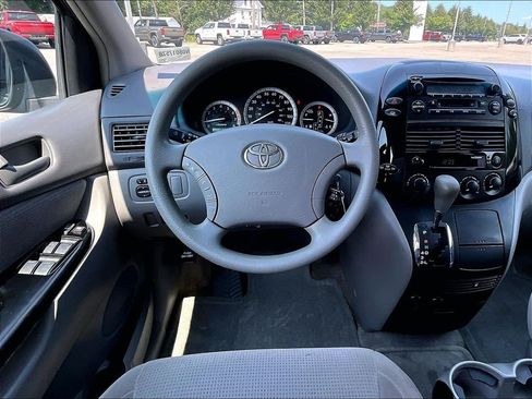 Used 2005 Toyota Sienna LE w/ LE Pkg 1 FWD image 18