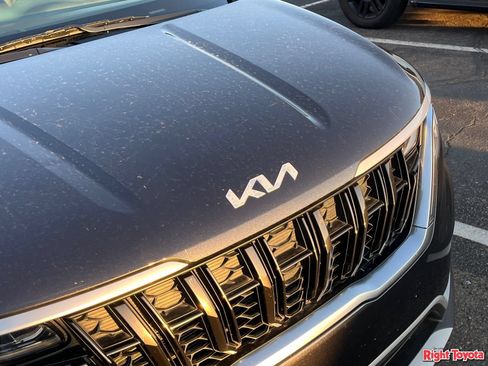 Used 2022 Kia Carnival LX FWD image 7