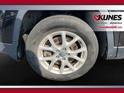 Used 2016 Jeep Cherokee Latitude w/ Cold Weather Group AWD/4WD image 12