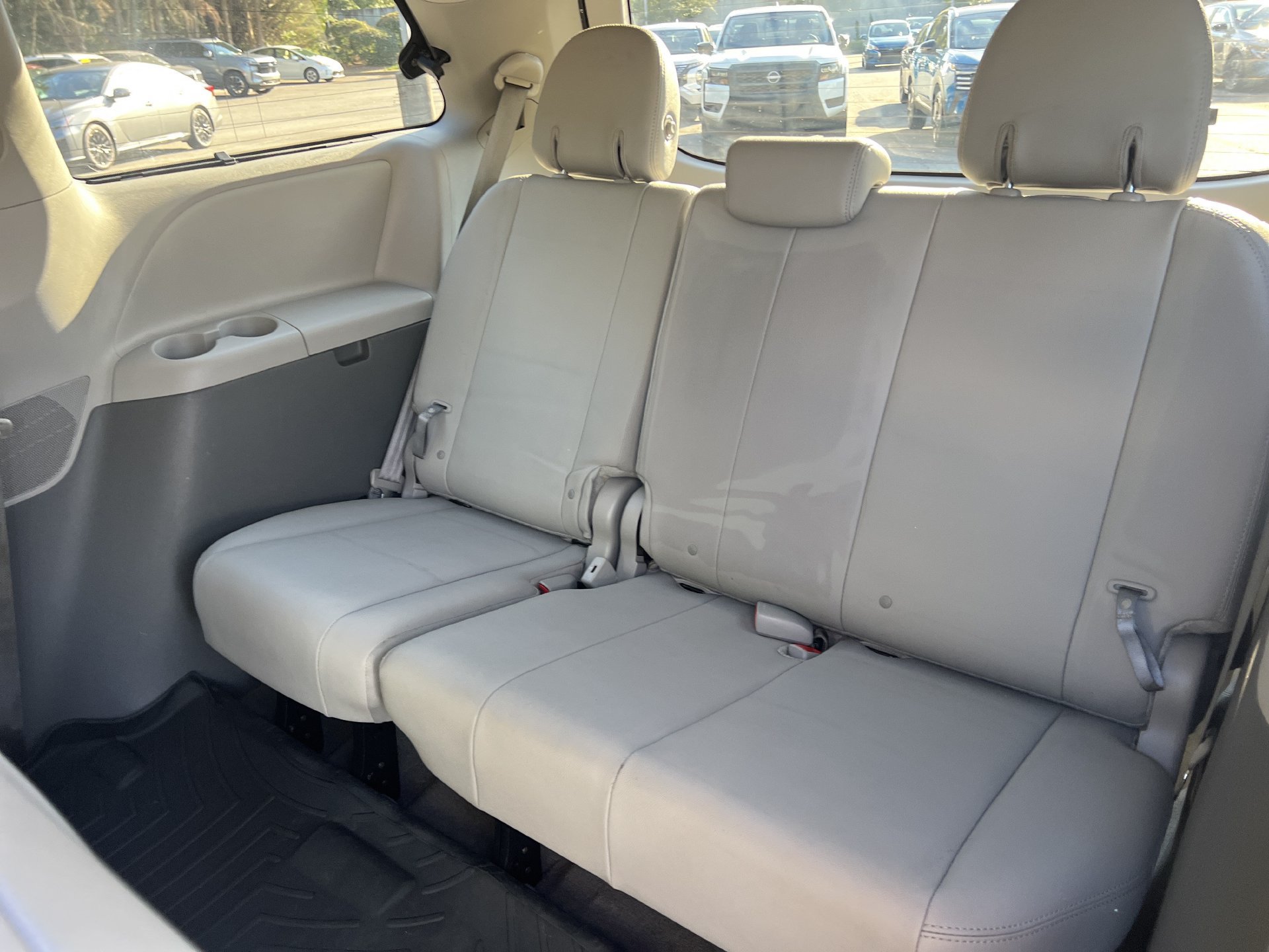 Used 2016 Toyota Sienna XLE w/ XLE Navigation Package FWD image 20