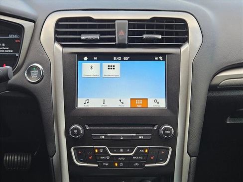 Used 2018 Ford Fusion SE w/ Fusion SE Technology Package image 12