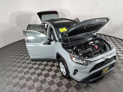 Used 2020 Toyota RAV4 XLE w/ Convenience Package FWD image 14