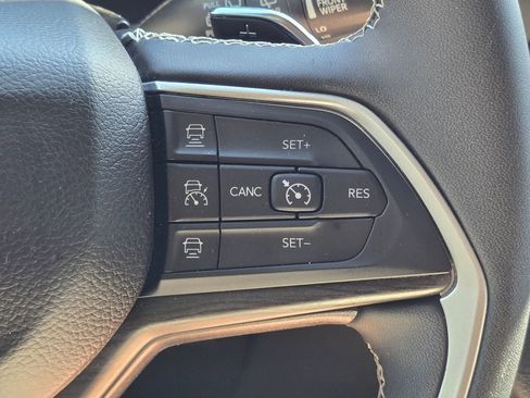 Used 2023 Jeep Grand Cherokee L Limited AWD/4WD image 32