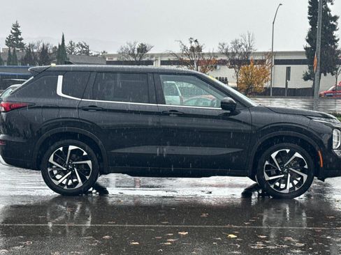 Used 2022 Mitsubishi Outlander SE image 3
