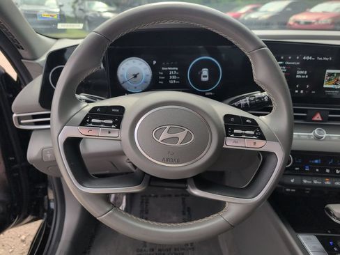 Used 2025 Hyundai Elantra SEL FWD image 23