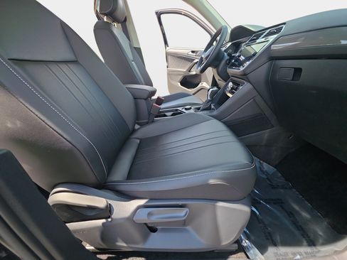 Used 2024 Volkswagen Tiguan SE w/ Panoramic Sunroof Package AWD/4WD image 10