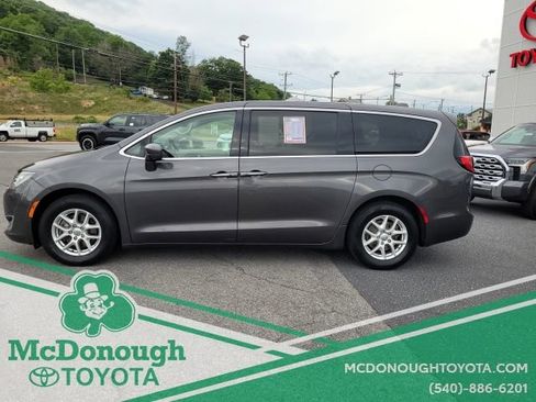 Used 2020 Chrysler Pacifica Touring w/ Advanced Safetytec Group FWD image 2