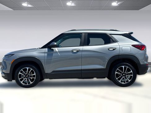 Used 2025 Chevrolet TrailBlazer LT FWD image 2