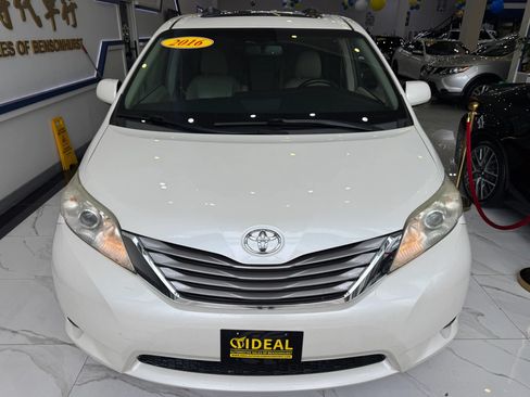 Used 2016 Toyota Sienna XLE w/ XLE Navigation Package FWD image 2