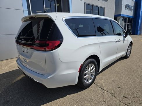 New 2026 Chrysler Pacifica Select image 4