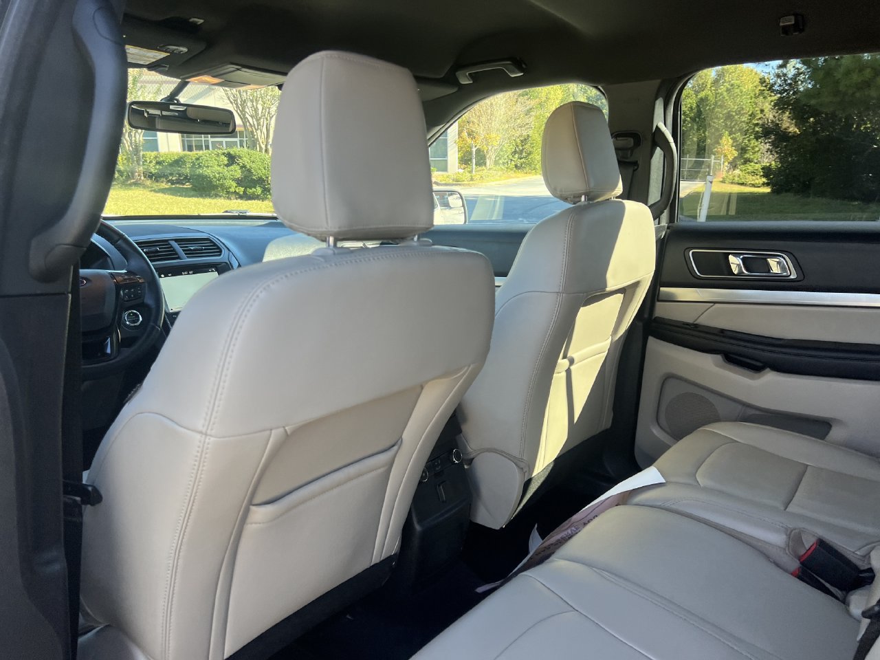 Used 2018 Ford Explorer XLT w/ Equipment Group 202A AWD/4WD image 21
