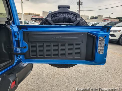 New 2026 Jeep Wrangler Unlimited Sahara AWD/4WD image 24