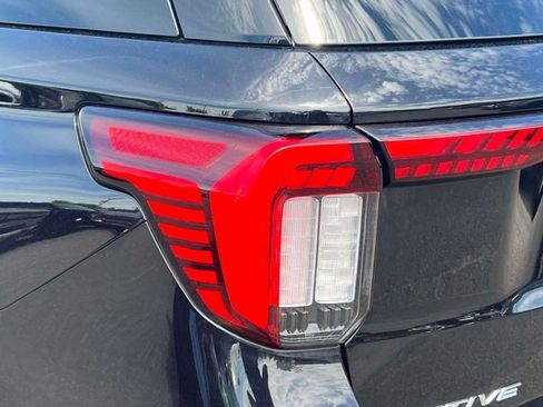 Used 2026 Ford Explorer Active AWD/4WD image 12