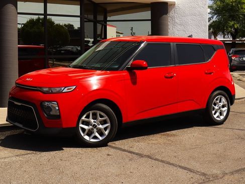 Used 2022 Kia Soul LX w/ Technology Package FWD image 3