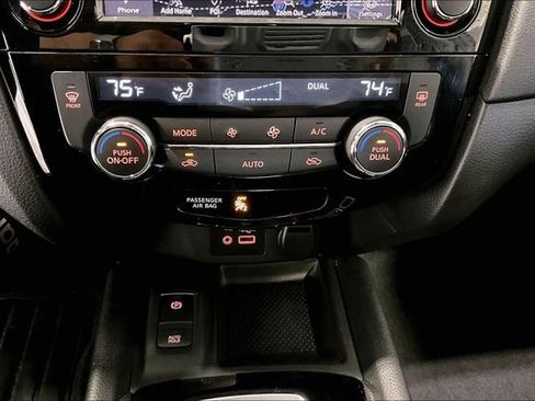 Used 2019 Nissan Rogue SV w/ Premium Package image 15