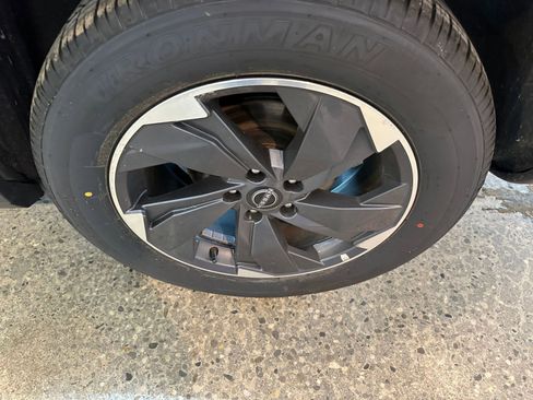 Used 2025 Nissan Rogue SV FWD image 31