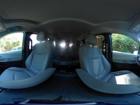 Used 2025 Toyota Sienna XLE FWD image 45
