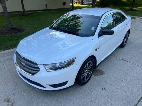 Used 2018 Ford Taurus SE image 3