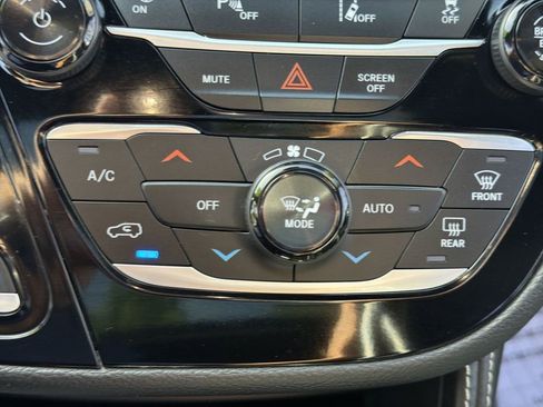 Used 2022 Chrysler Pacifica Limited w/ Uconnect Theater Family Group FWD image 17