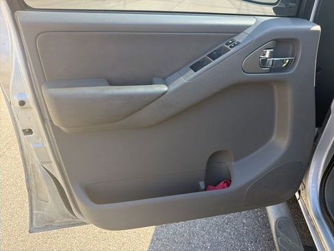 Used 2013 Nissan Frontier SL w/ Moonroof Pkg AWD/4WD image 10