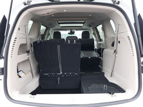 Used 2024 Chrysler Pacifica Touring-L image 27