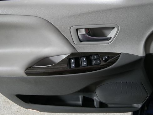 Used 2018 Toyota Sienna XLE w/ XLE Navigation Package image 19