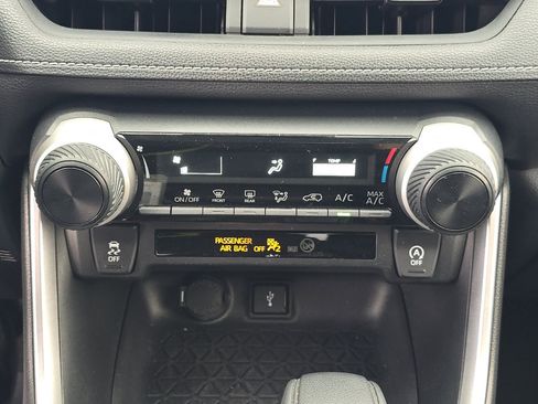 Used 2020 Toyota RAV4 LE image 19