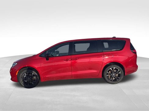 New 2026 Chrysler Pacifica Select image 2