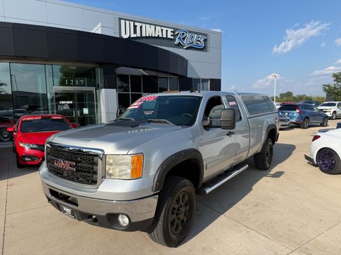 Used 2011 GMC Sierra 2500 SLE w/ SLE Preferred Package AWD/4WD image 1