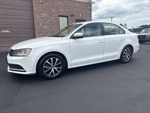 Used 2017 Volkswagen Jetta SE FWD image 3
