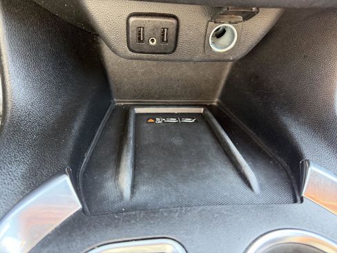 Used 2023 Chevrolet Traverse LT FWD image 19