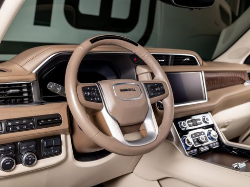 Used 2024 GMC Yukon Denali w/ Advanced Technology Package AWD/4WD image 24