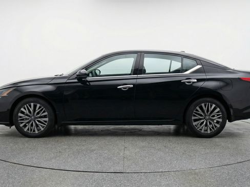 Used 2025 Nissan Altima 2.5 SV FWD image 5
