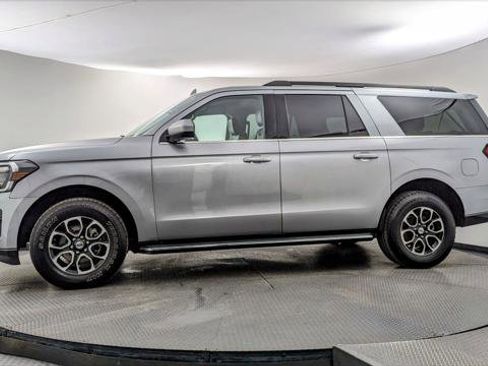 Used 2023 Ford Expedition Max XLT image 3