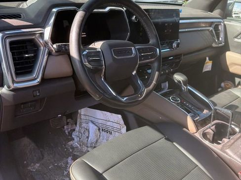 Used 2024 GMC Canyon Denali image 3