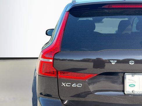Used 2022 Volvo XC60 B5 Momentum image 10