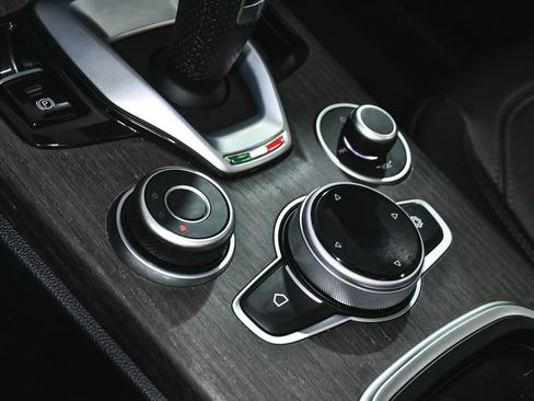 Used 2022 Alfa Romeo Stelvio Ti AWD/4WD image 41