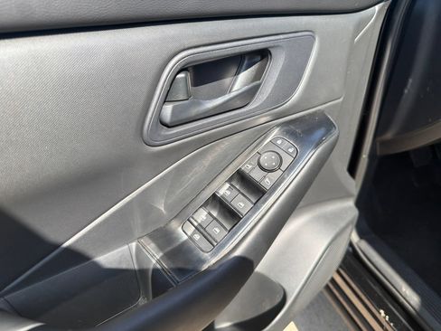Used 2025 Nissan Rogue S FWD image 16